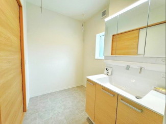 洗濯機から出してすぐ干せるホスクリーン付き♪　※弊社施工例／実際の仕様とは異なります。