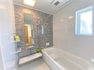 一日の疲れを癒すバスルーム♪浴室乾燥機付き　※弊社施工例／実際の仕様とは異なります。