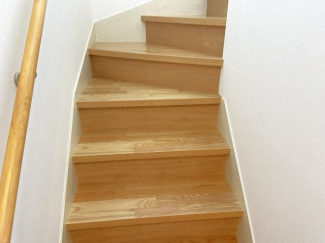 緩やかなカーブの階段は手すり付きで安心♪　※弊社施工例／実際の仕様とは異なります。