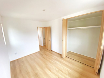 5.2帖の洋室と収納　※弊社施工例／実際の仕様とは異なります。