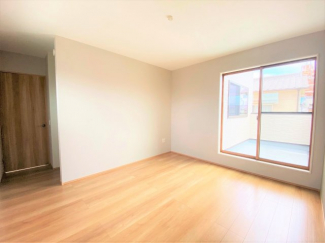 バルコニーに面した主寝室　※弊社施工例／実際の仕様とは異なります。