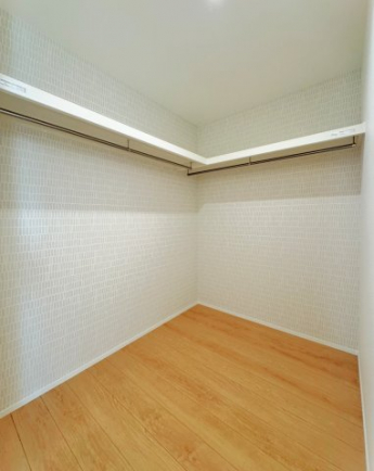 主寝室には出し入れしやすいウォークインクローゼットあり♪　※弊社施工例／実際の仕様とは異なります。