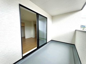 日当たりのよい南向きのバルコニー♪　※弊社施工例／実際の仕様とは異なります。