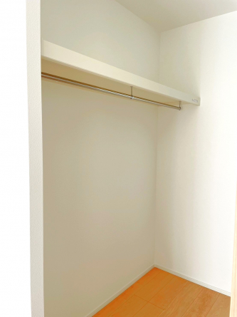 ただいまの後は玄関ホールのファミリークローゼットで衣類や手荷物を収納したら手ぶらでリビングへ♪　※弊社施工例／実際の仕様とは異なります。