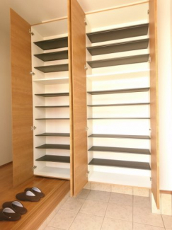 大容量シューズボックスで玄関スッキリ♪　※弊社施工例／実際の仕様とは異なります。