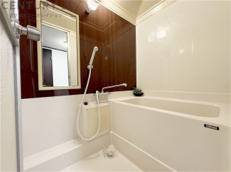 ユニットバスは省スペースでありながら、シンプルな設計と使いやすさを備え、簡便なメンテナンスが可能です。またミラー・小物置き場もあり便利です。