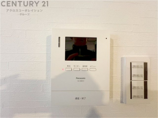 訪問者が来たときにテレビ画面で確認できるため、安心してドアを開けられます。録画機能があるものもあり、留守中に来訪者を記録しておくことができます。利便性が高く、セキュリティ面でも安心です。