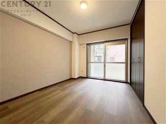 創造性や成長を促す遊びの空間を提供。学習や趣味に集中できる環境を整えます。個別のプライベートスペースは自己表現と自立心を育み、心地よい睡眠環境を整えリラックスできる場所を提供。