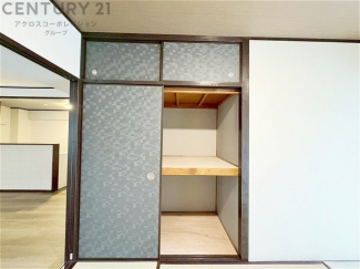 押入れは季節の衣類、寝具などを収納できます。伝統的な美しさと実用性が融合し、収納物を保護する調湿・換気効果があります。使い方によっては書類や小物なども効果的に整理でき空間を有効活用できます。