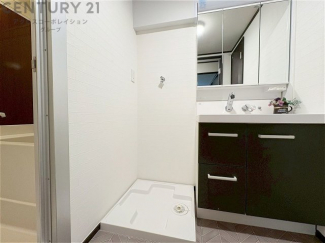 洗濯物の仕分け作業がしやすく、整理整頓が容易になります。洗濯音や湿気を他の部屋に持ち込まず、生活環境を快適に保ちます。上部を活用すれば収納スペースを確保でき洗剤や洗濯用品の整理もしやすくなります。