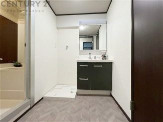 衣服の収納や脱ぎ着や整理整頓がしやすく、湿った衣類を乾燥させるスペースがありカビや臭いの発生を防ぎます。床の汚れを他の部屋に持ち込まず清潔を保つことができます。また快適な入浴環境の整備にも役立ちます。