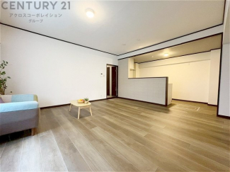 リビングダイニングは家族や友人とのコミュニケーションを楽しむ場所でくつろぎながら食事や会話を楽しめ、多目的に利用できリラックスできる空間です。家庭内の中心として機能し、快適な生活をサポートします。