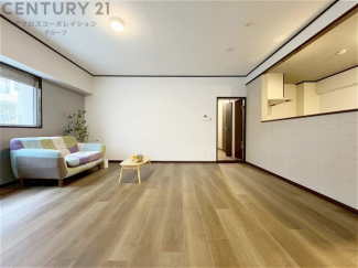 キッチン前のダイニングスペース　カウンターキッチンから料理の受け渡し等に便利です。ダイニングセットを置いても十分な広さを確保。