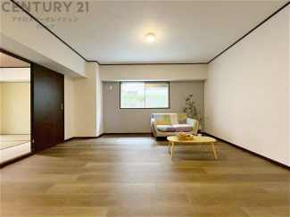 キッチン前のダイニングスペース　カウンターキッチンから料理の受け渡し等に便利です。ダイニングセットを置いても十分な広さを確保。