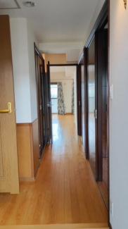 玄関から居室を望む