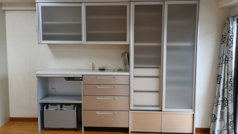 キッチン横に大きなカップボード