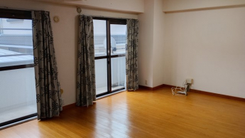 仕切り壁を排した大きなリビング（１５．５帖）