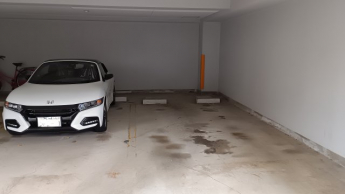 専用駐車場（電動シャッター、鍵付き）