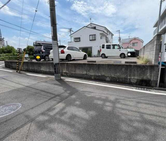 東方向から。通行人の目線も気になりにくい、東側が少し高台にな