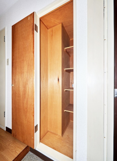 玄関の扉付収納棚