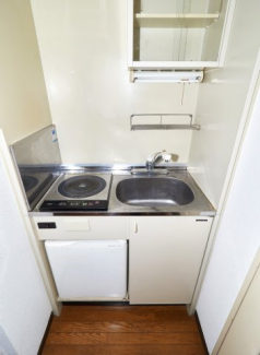 IHコンロ。画像の冷蔵庫は付属しません