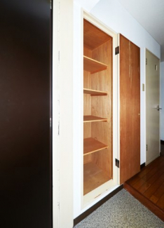 玄関の扉付収納棚