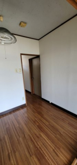 玄関から短い廊下を通ってキッチンに入ります。