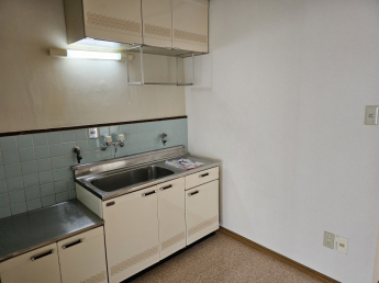 玄関から短い廊下を通ってキッチンに入ります。