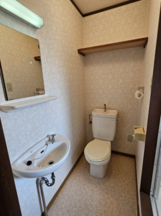 トイレットペーパーが置ける棚がありますよ♪