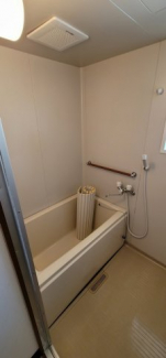 綺麗なユニットバスです。窓もあるので換気がしやすいですね。風呂・トイレは別ですよ。