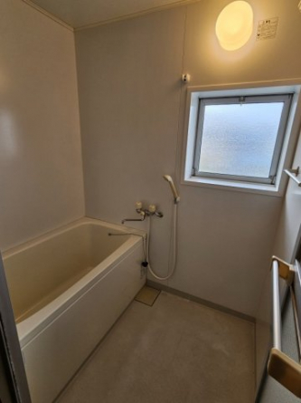 綺麗なユニットバスです。窓もあるので換気がしやすいですね。風呂・トイレは別ですよ。