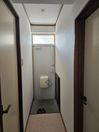 右側は洋室、左側は洗面・トイレ・浴室への扉になっています。