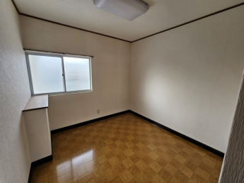 板張りの洋室。