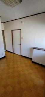 下駄箱の分が出っ張っていますが、飾り棚として使えますね。