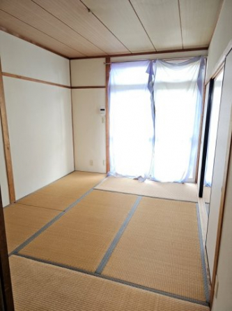 目の前が公園で明るいお部屋です♪