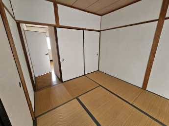 左側を開けると洋室へ、右側2枚の襖は押入になっています。