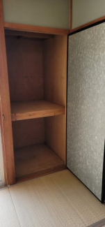 半間の押入れ。中段、枕棚があります。