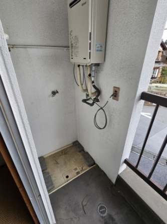 室外洗濯機置き場のあるバルコニー。壁があるので洗濯機も隠れる構造になっています♪