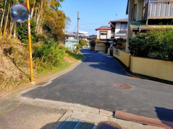 前面道路（松山市道久枝１９８号線）