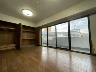 10.6帖の北東洋室です。