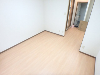 広くて明るい寝室