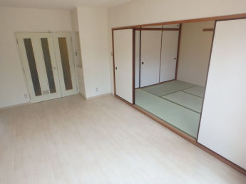 リビングと和室が開放的