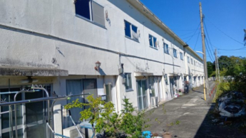 敷地奥から建物の見た目