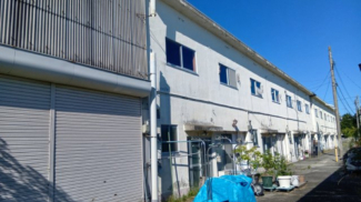 敷地奥から、手前が未登記倉庫