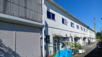 敷地奥から、手前が未登記倉庫