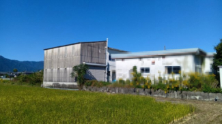 近隣からの外観、手前平屋は取引対象外の隣接建物