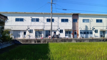 農道からの建物外観