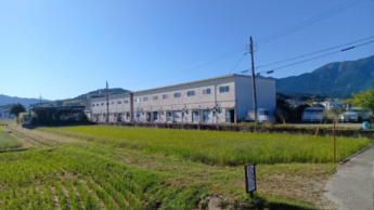 付近からの敷地・建物全景