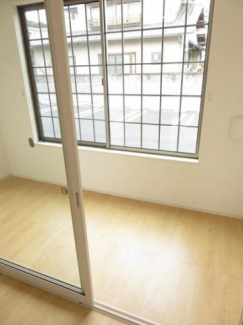 明るい色調の室内です