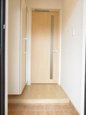 収納もある玄関です